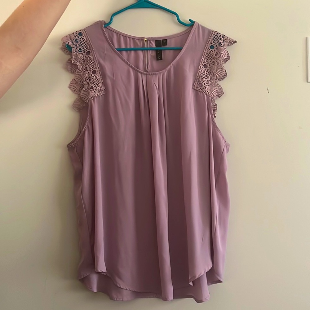 Trende 3x lightweight lavender top lace cap sleeve keyhole back